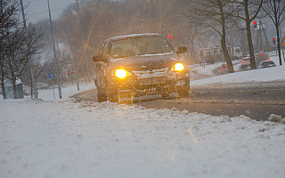 Trudne warunki drogowe na Warmii i Mazurach. Jazdę utrudniają opady śniegu i silny wiatr